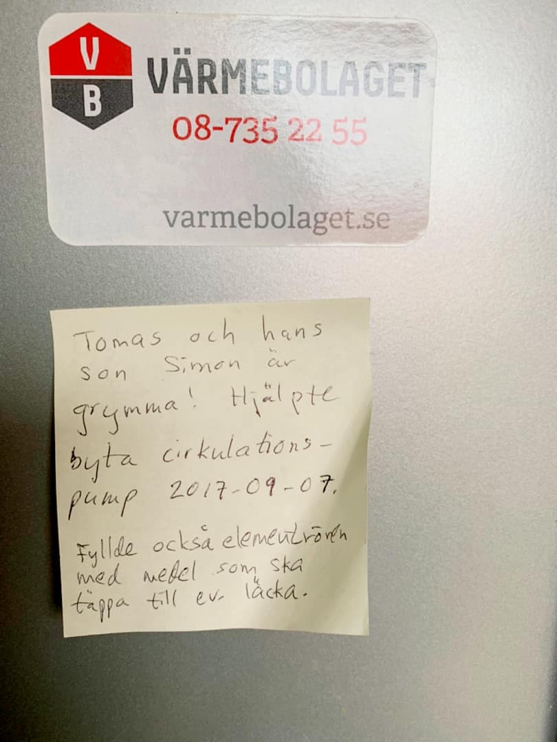 En lapp klistrad på Thermias värmepump